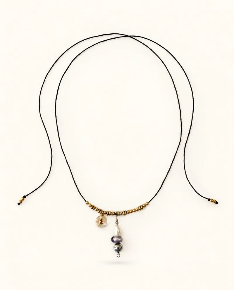 Violeta — Perla barroca, perla de tonos pavo real, concha nácar, hematita y latón dorado, joyería artesanal Meissen Mia