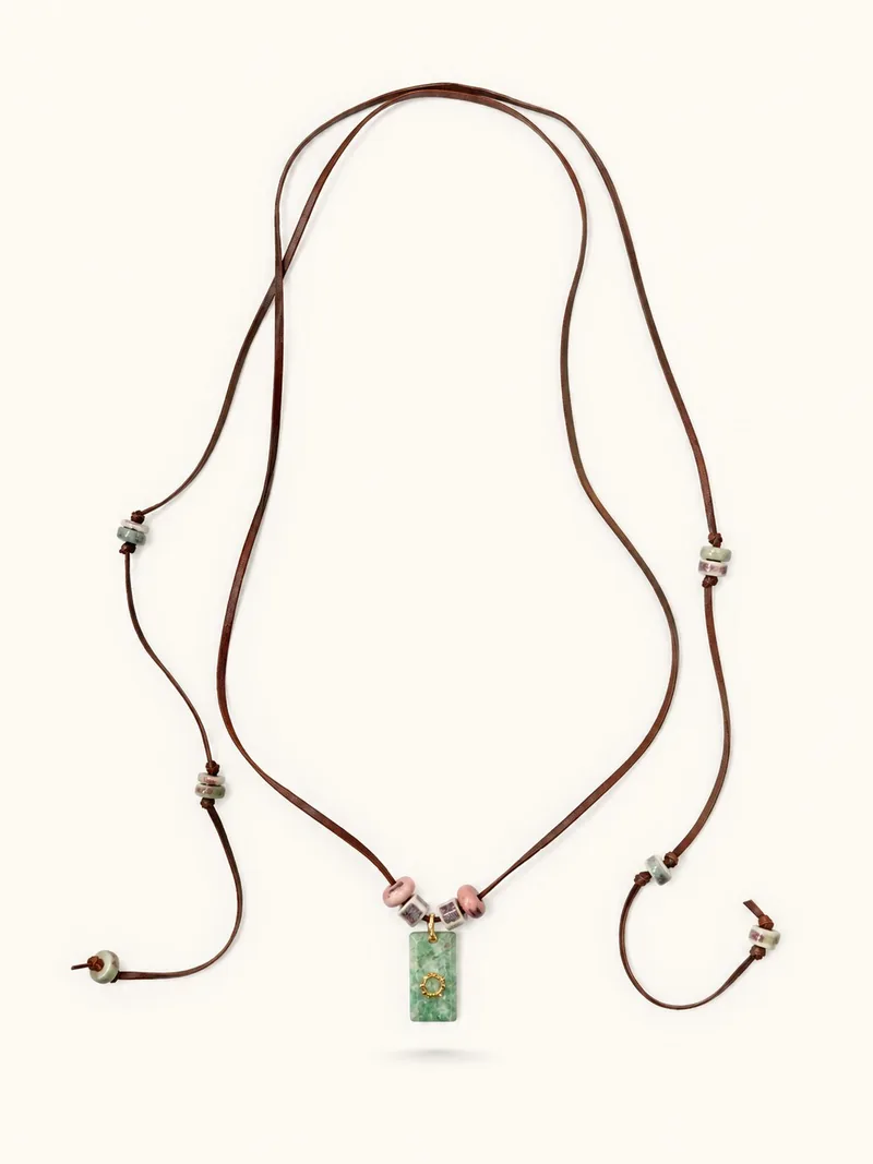 Aqua — Aventurina verde, cerámica esmaltada y baño de oro sobre piel, joyería artesanal Meissen Mia