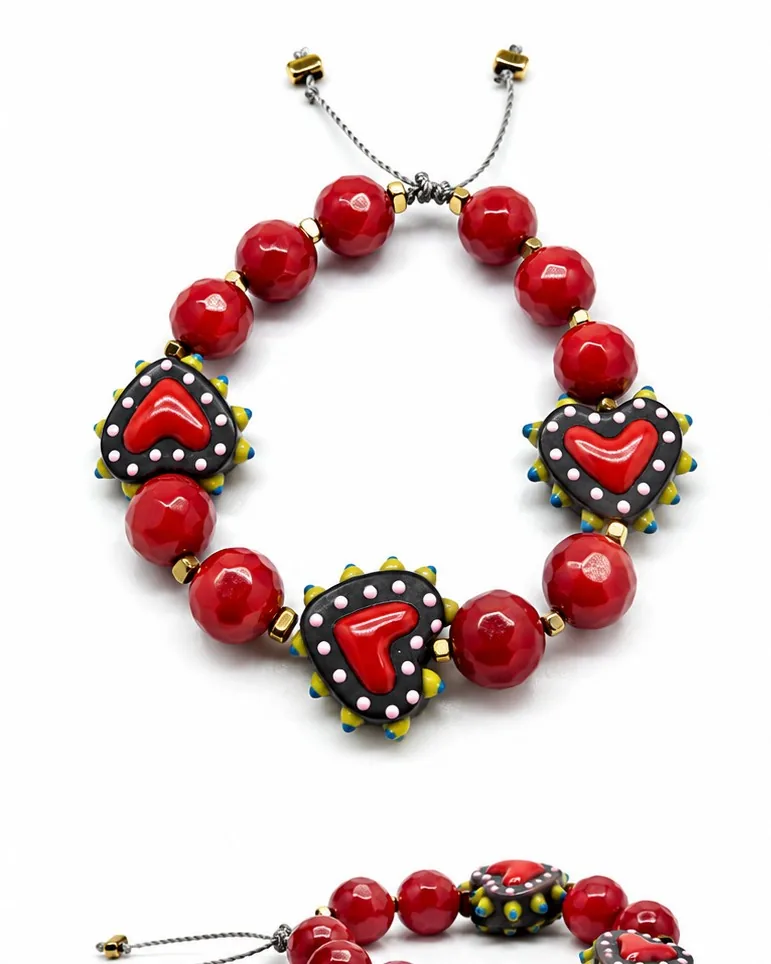 Pulsera Corazón — Ágata roja facetada, cerámica pintada a mano y acentos de oro, joyería artesanal Meissen Mia